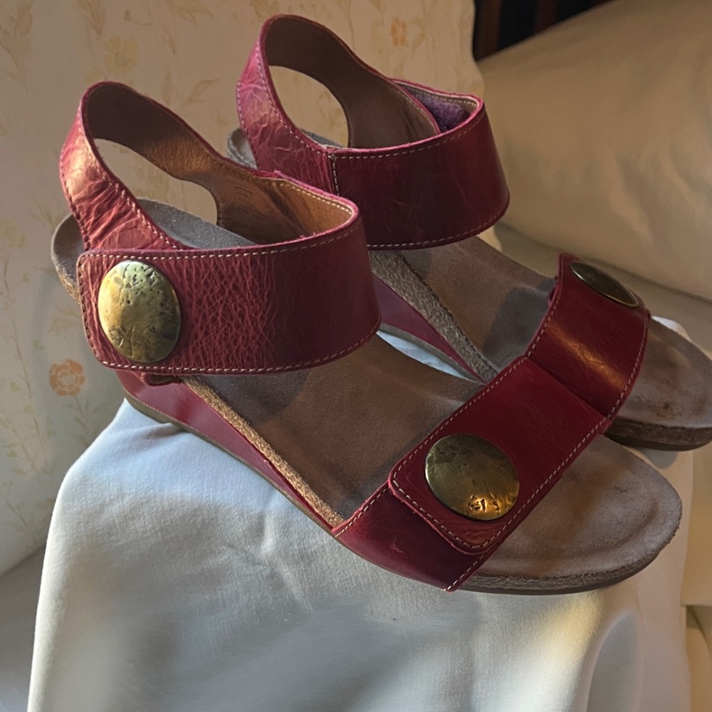 Taos Red Carousel Sandals EU 37 US 6-6.5